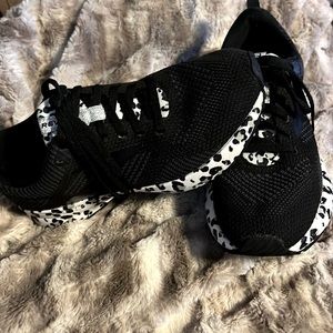 Brooks REVEL tennis shoe